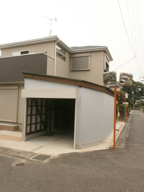 施工後（雨に濡れずに車の乗り降りができるように）