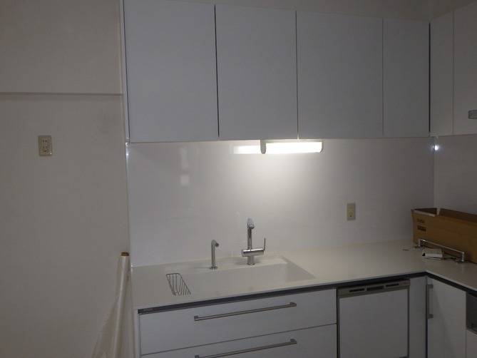 キッチンは手元灯で明るく<br>＠福岡市城南区のリフォーム