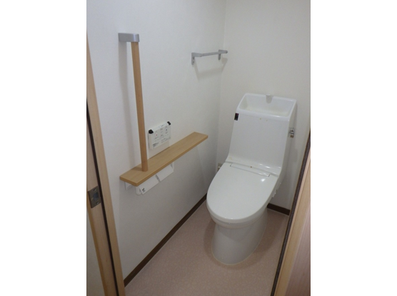トイレ　棚付きの手すり<br>＠福岡市城南区のリフォーム