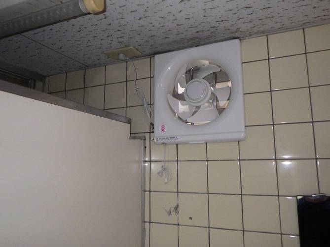 共用トイレの換気扇取替え<br>@福岡市中央区のリフォーム