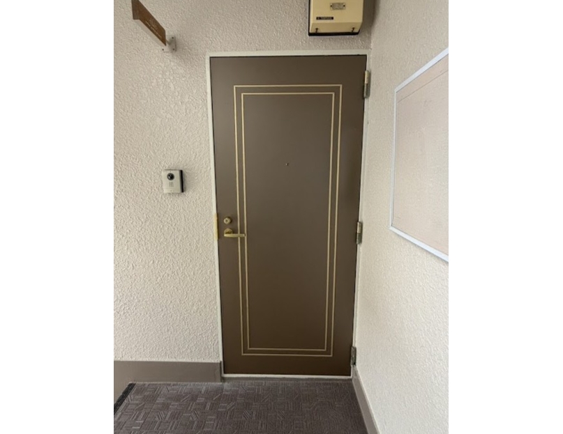 賃貸物件 玄関扉はシート張りで蘇ります<br>@福岡市城南区のリフォーム